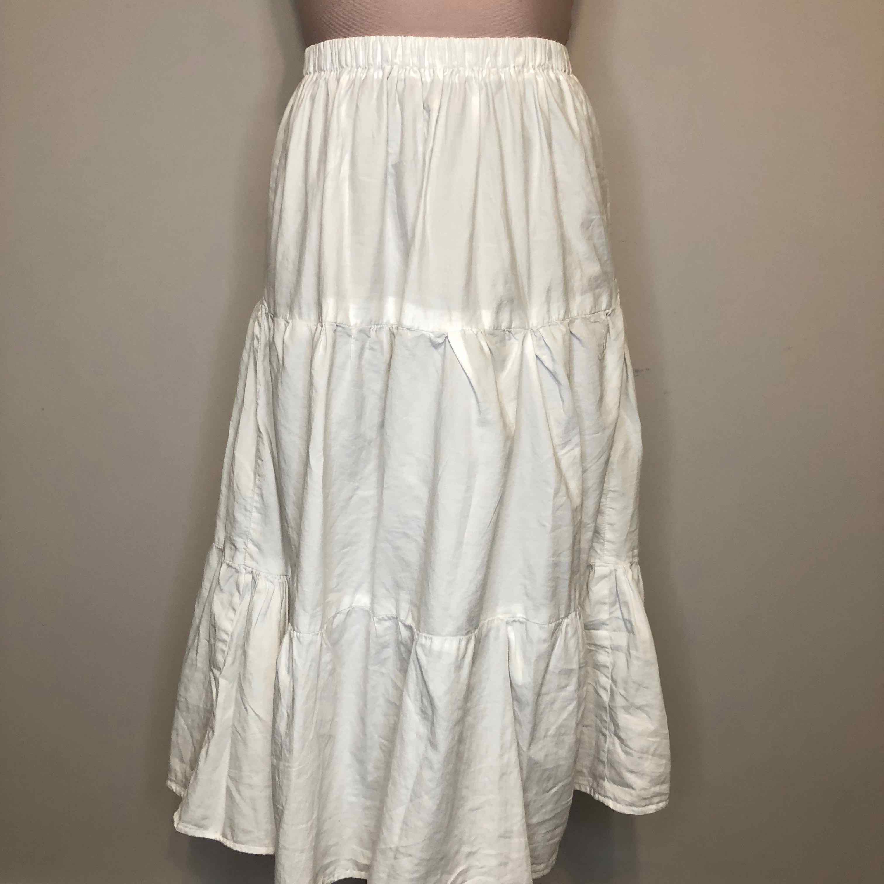 Image of white skirt.