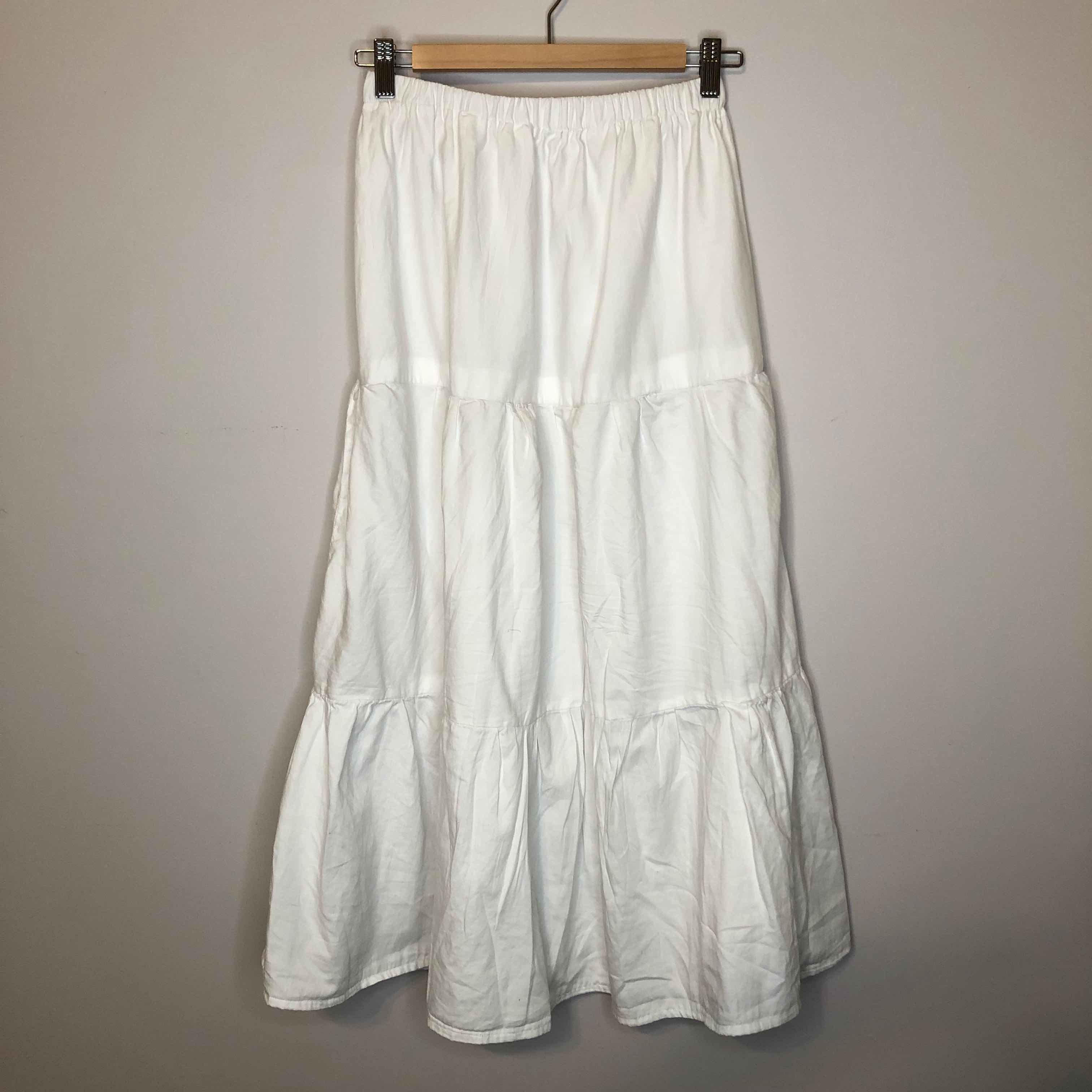 Image of white skirt.